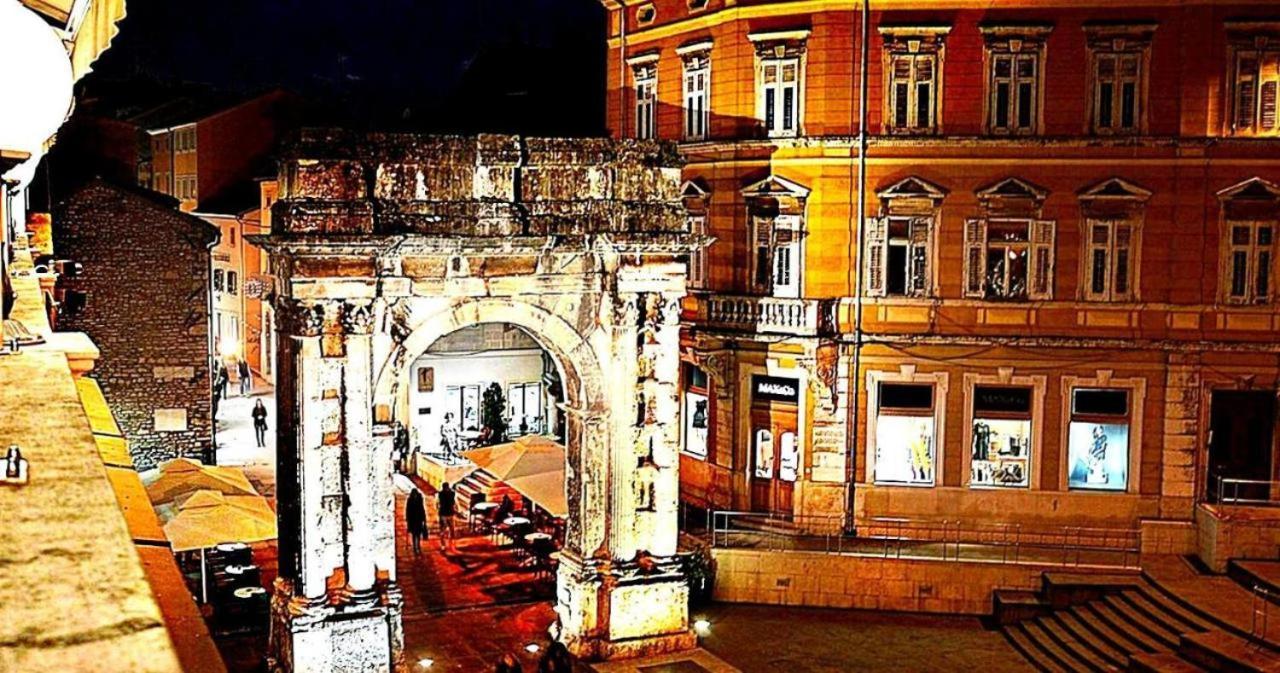 Apartmani Delas Pjescana Uvala Exterior photo