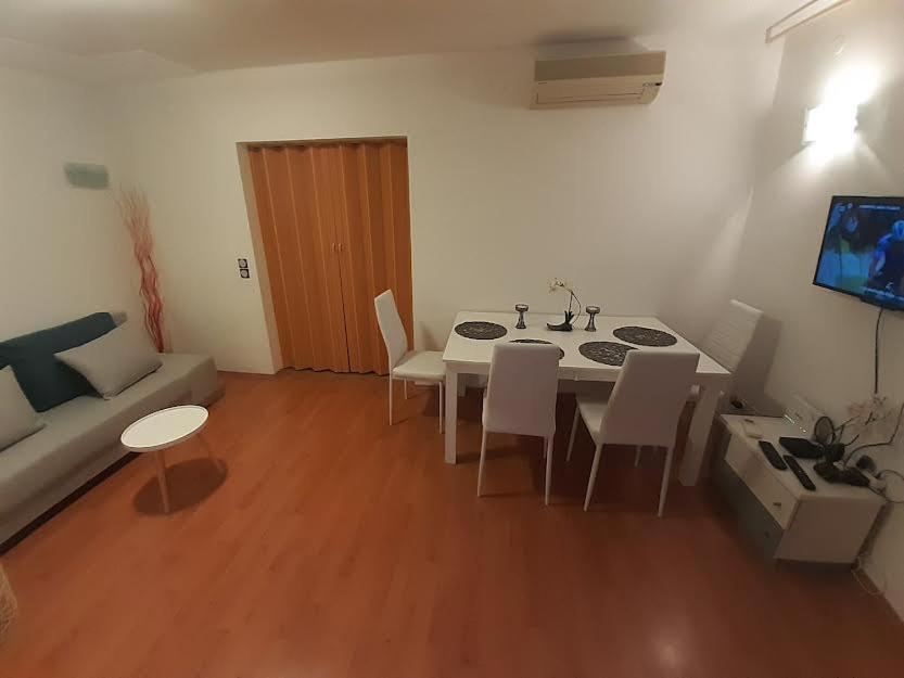 Apartmani Delas Pjescana Uvala Exterior photo