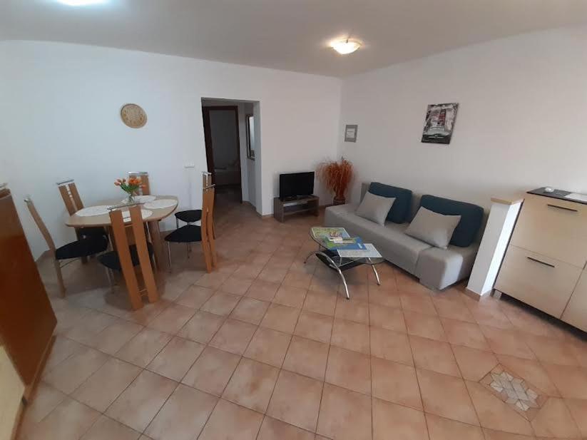 Apartmani Delas Pjescana Uvala Exterior photo