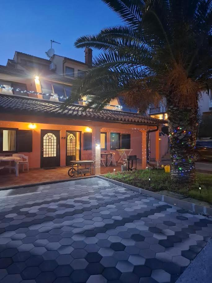 Apartmani Delas Pjescana Uvala Exterior photo